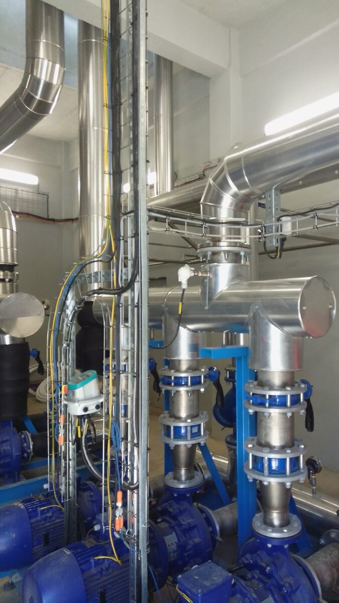 Stație de pompare cu pompe centrifuge verticale, conectate la conducte din inox prin robinete fluture
